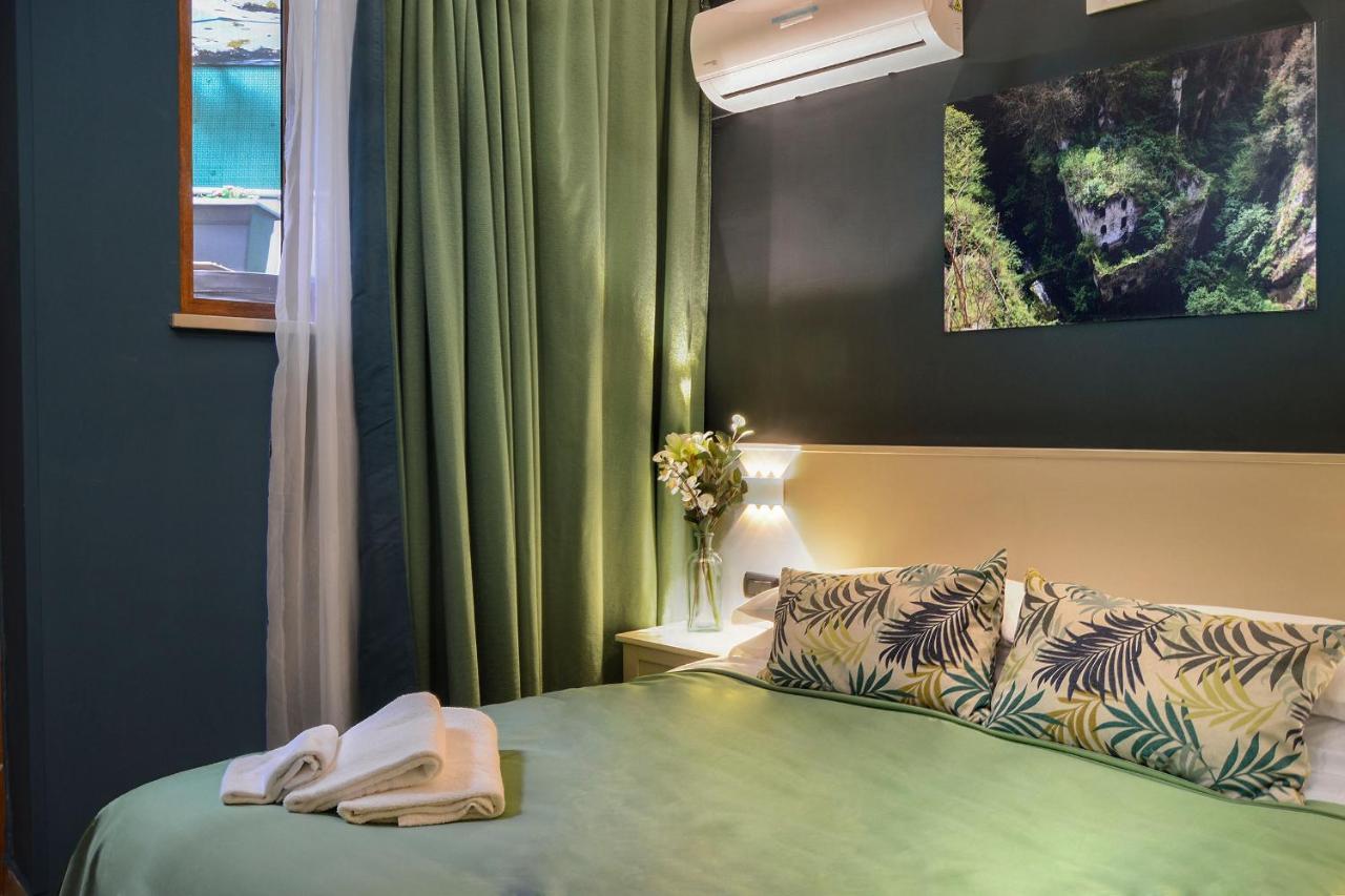 Queen Bed & Breakfast