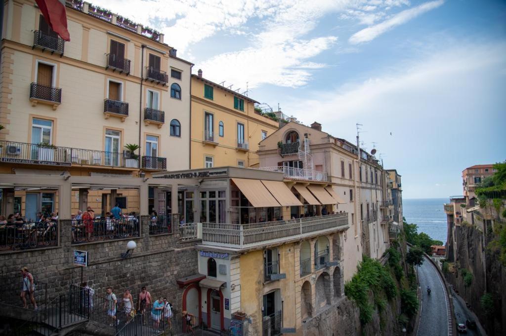 - Posizione Unica Nella Piazza Principale *