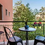 Mako Sorrento Suites