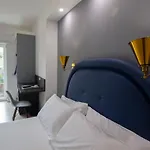 Mako Sorrento Suites