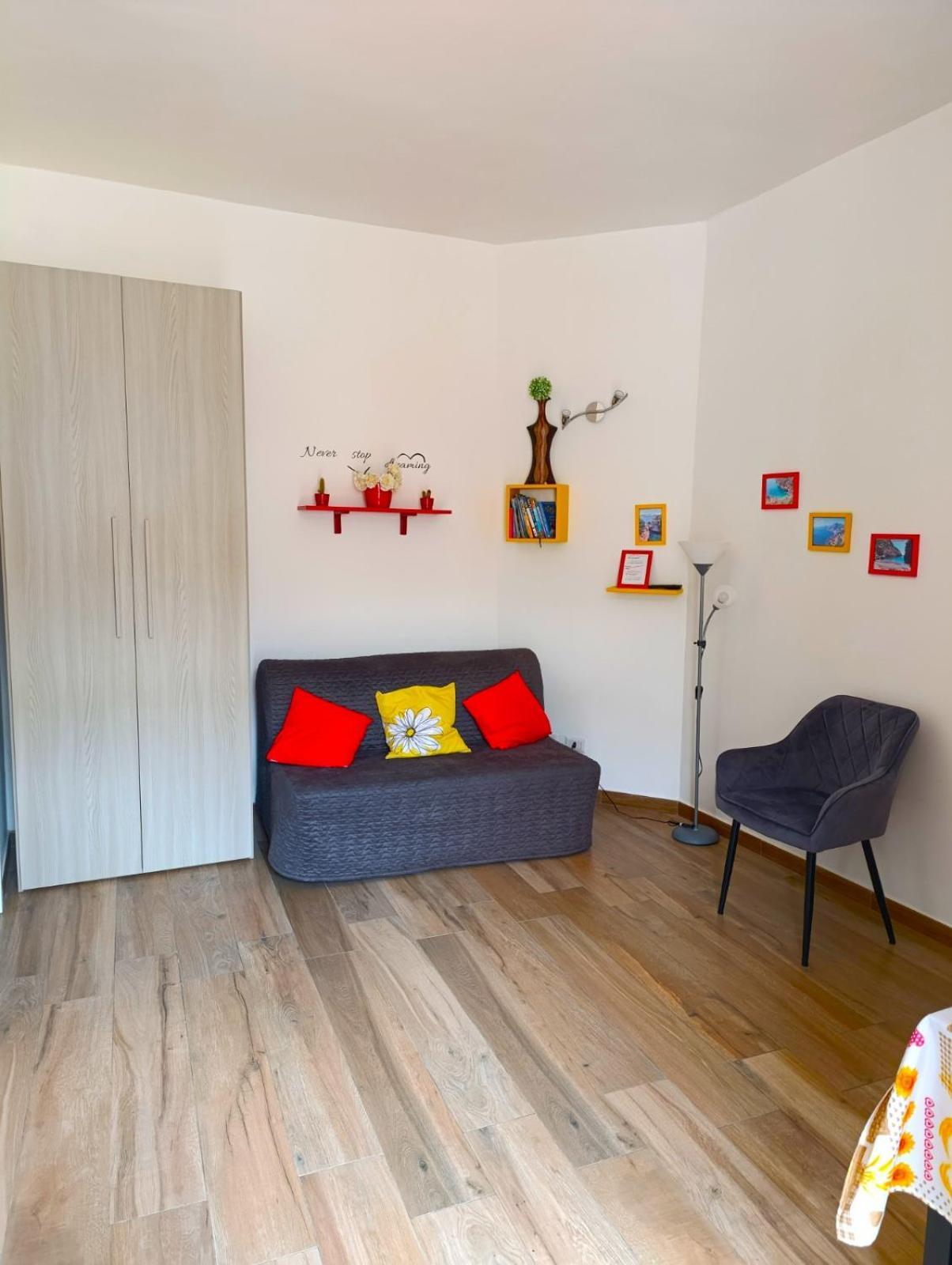 Pacific Hill Apartment *