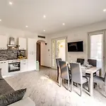 Golden Lemon - Modern House In Countryside
