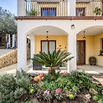 Golden Lemon - Modern House In Countryside