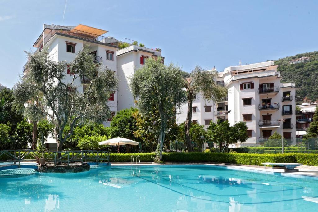 Pool Apartment *