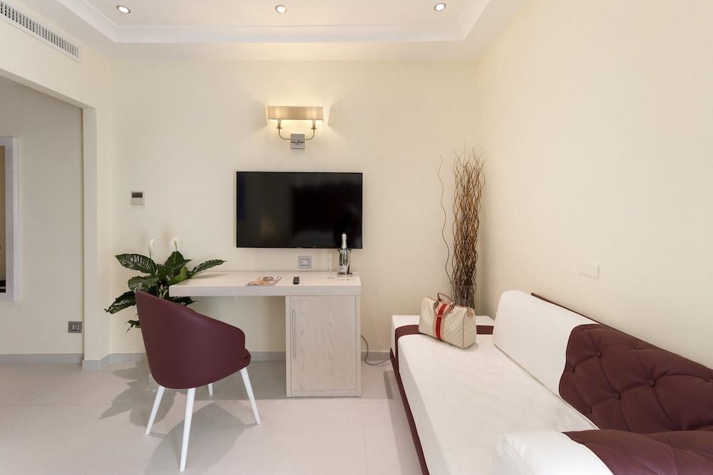 Bed & Breakfast Palazzo Tritone & Abagnale 3*