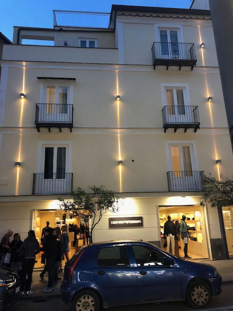 Bed & Breakfast Palazzo Tritone & Abagnale 3*