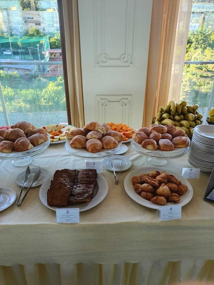 Hotel Grand Flora 4*