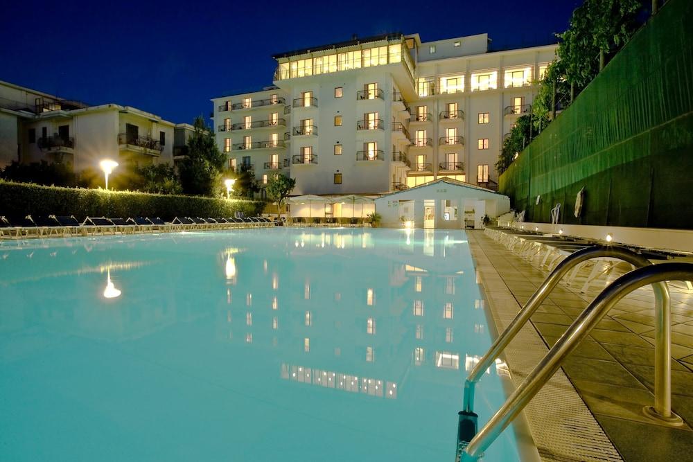 Grand Flora Hotel