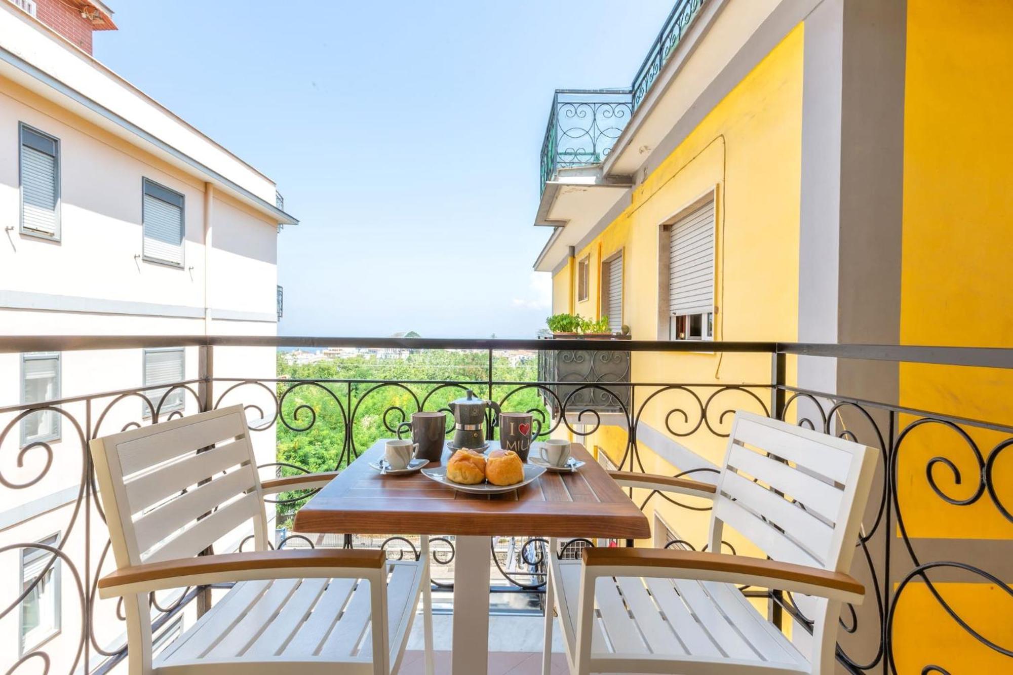 Sorrentovibes - New & Stylish Two Bedroom With Balconies Apartment *