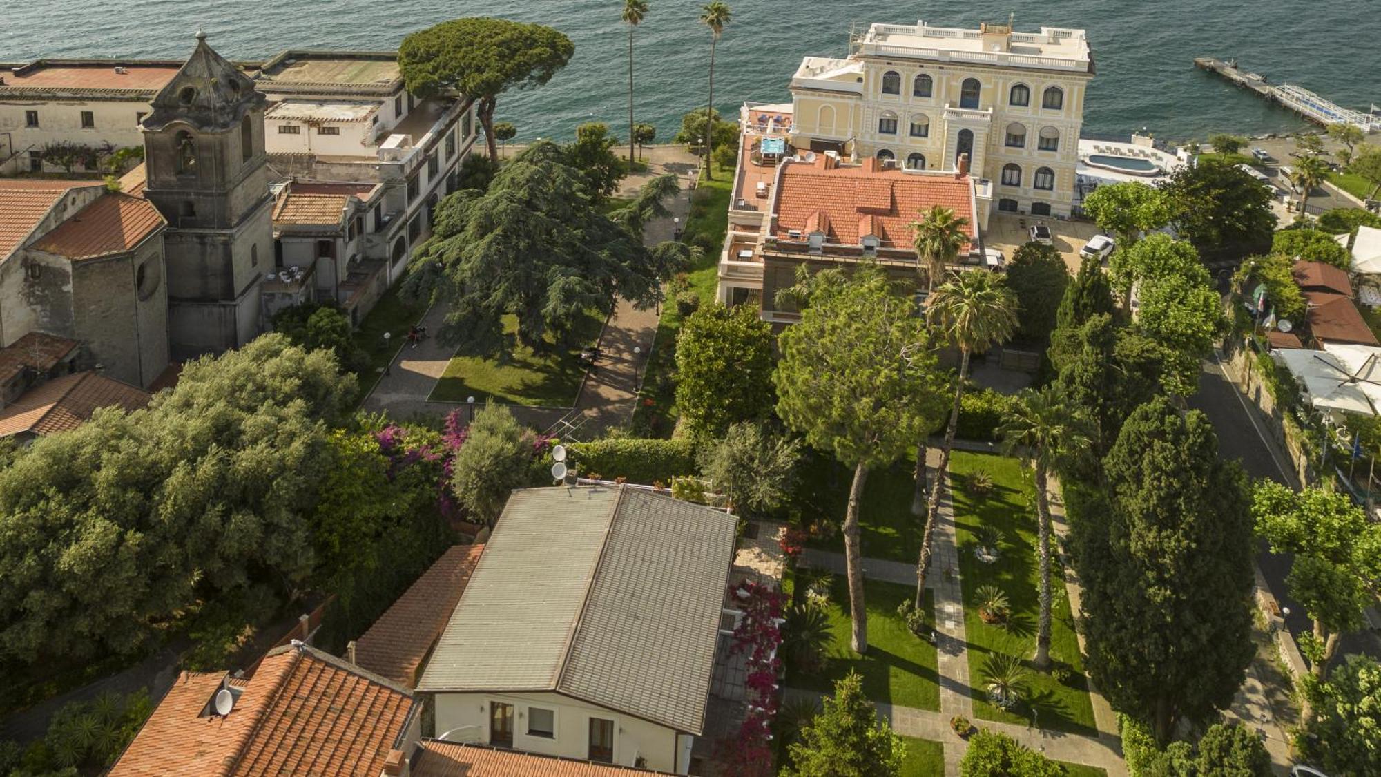 Sorrentovibes - In Center With Gardens And Outdoor Space Villa