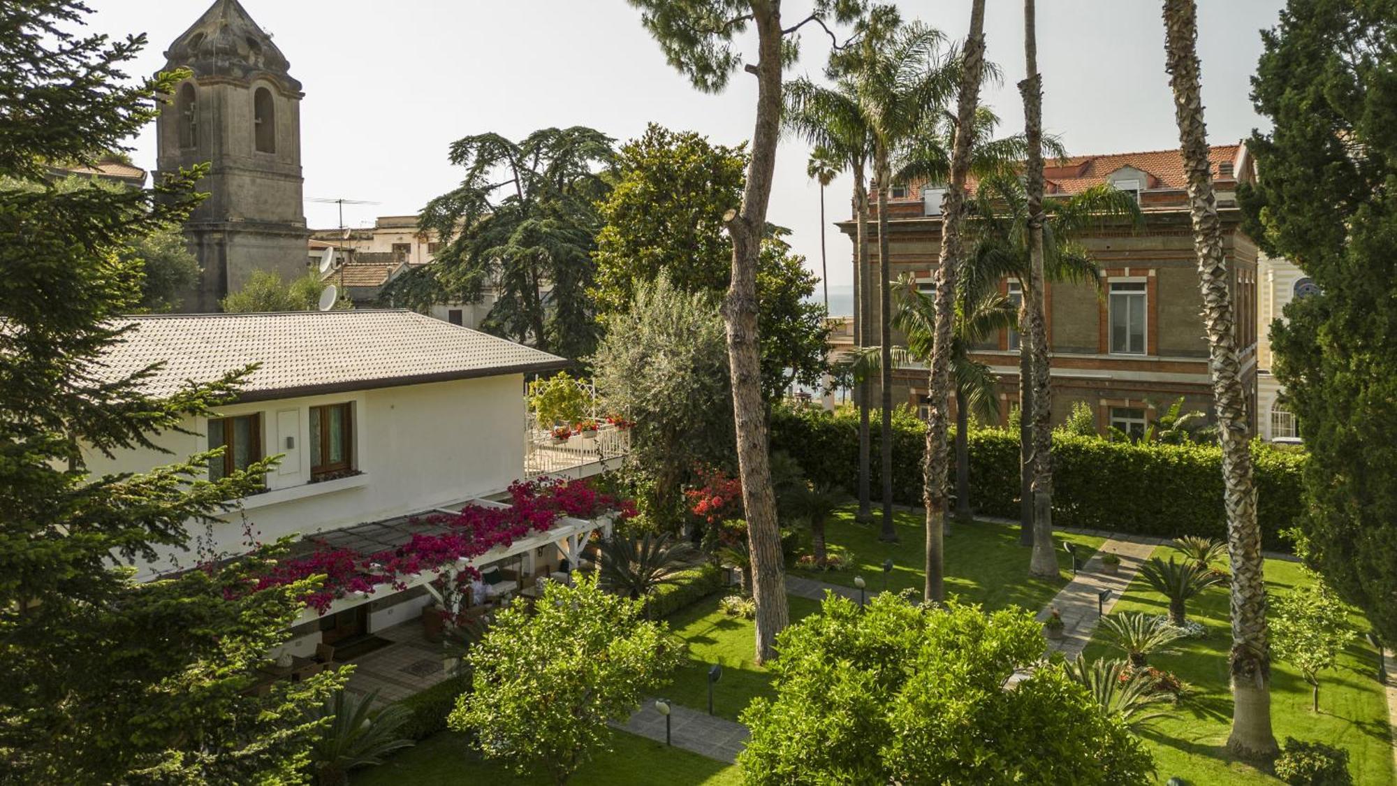 Sorrentovibes - In Center With Gardens And Outdoor Space Villa