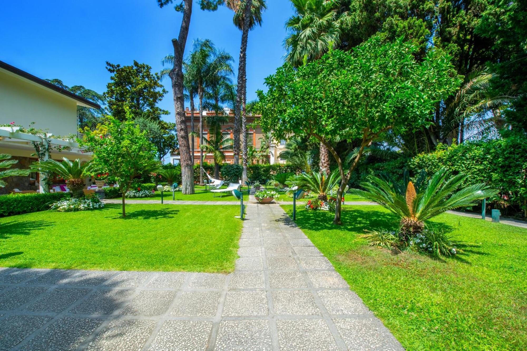 Sorrentovibes - In Center With Gardens And Outdoor Space Villa