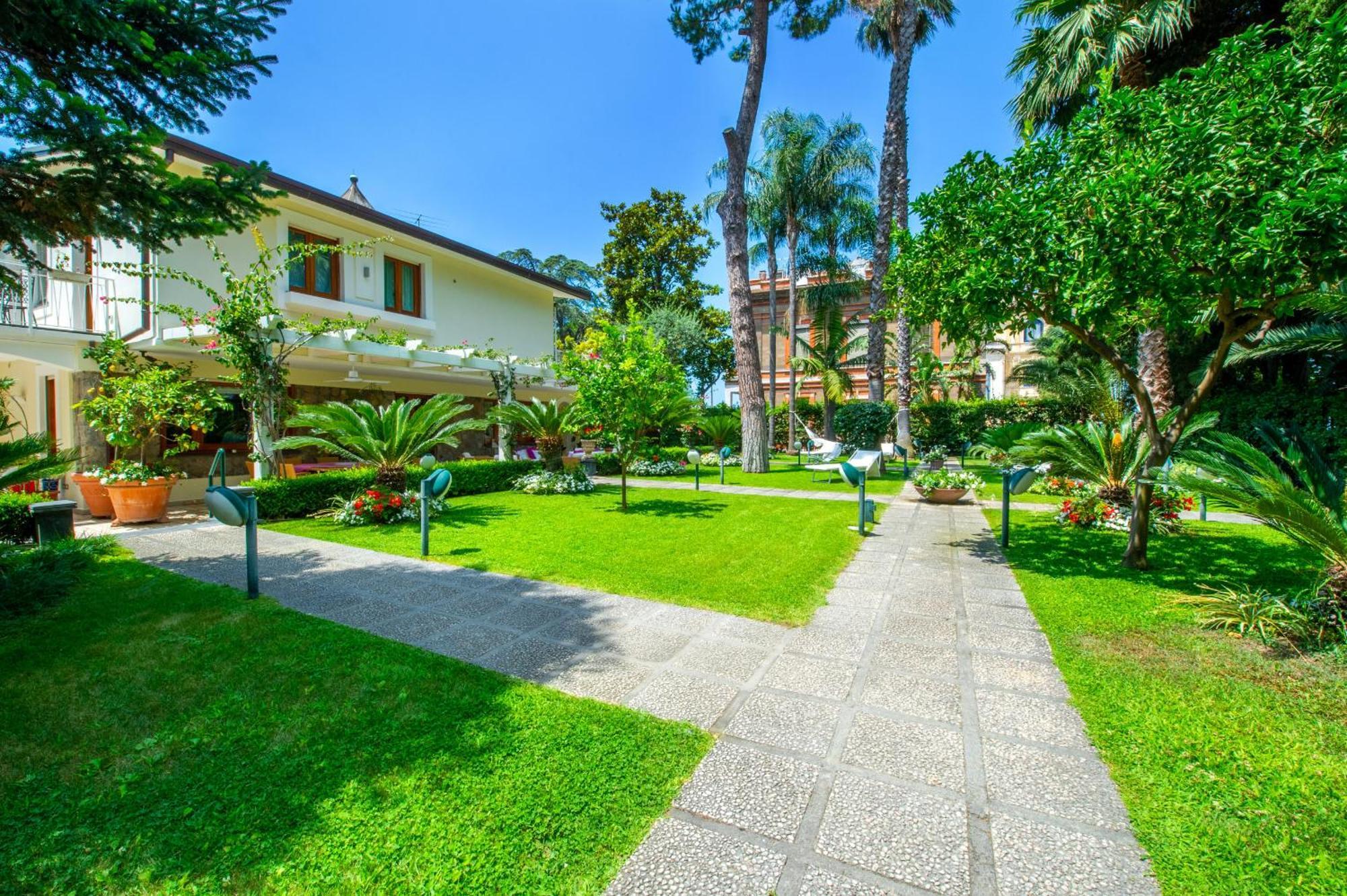 Sorrentovibes - In Center With Gardens And Outdoor Space Villa