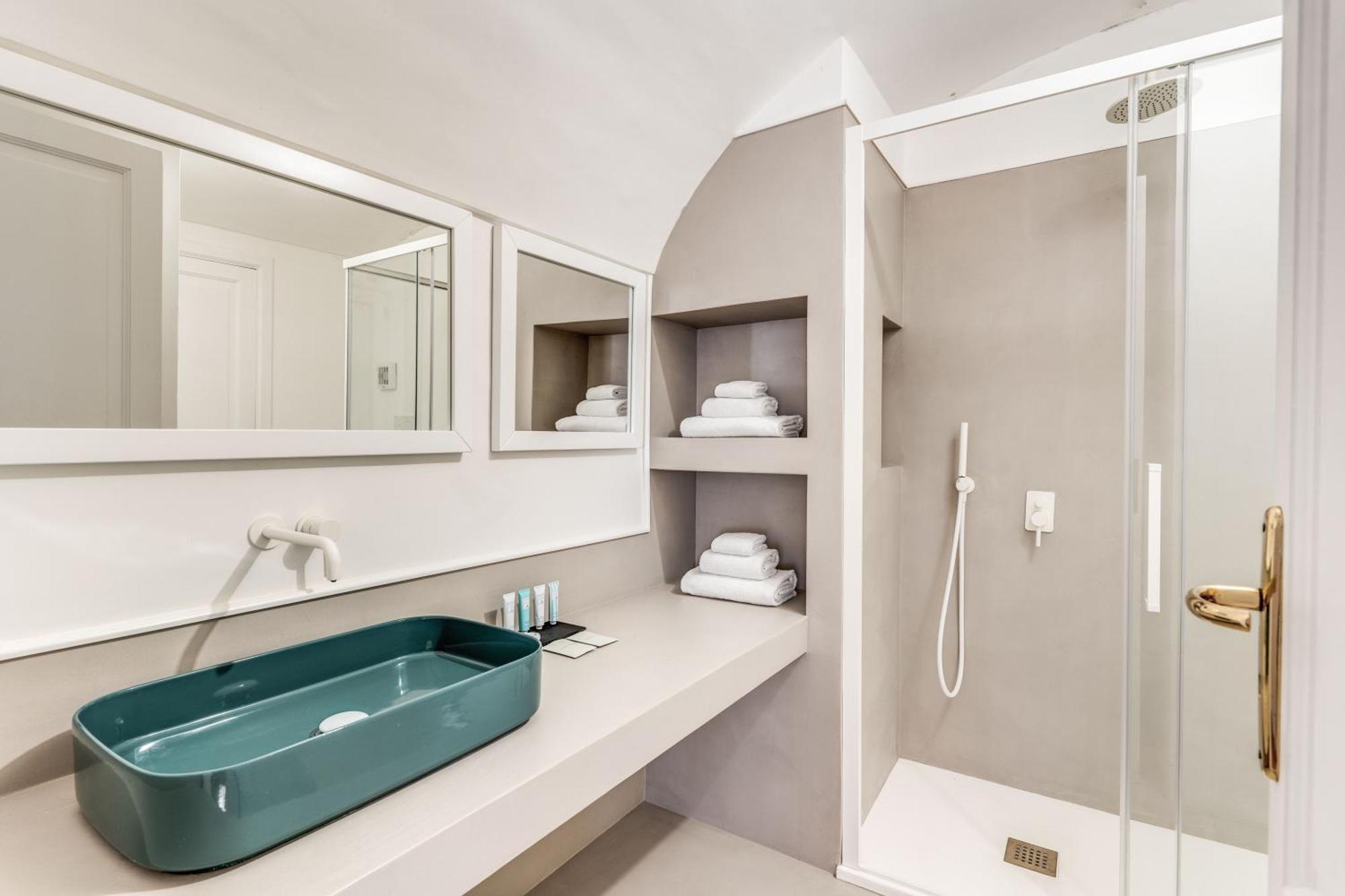 Giulia Boutique Views Pool And Guest Services