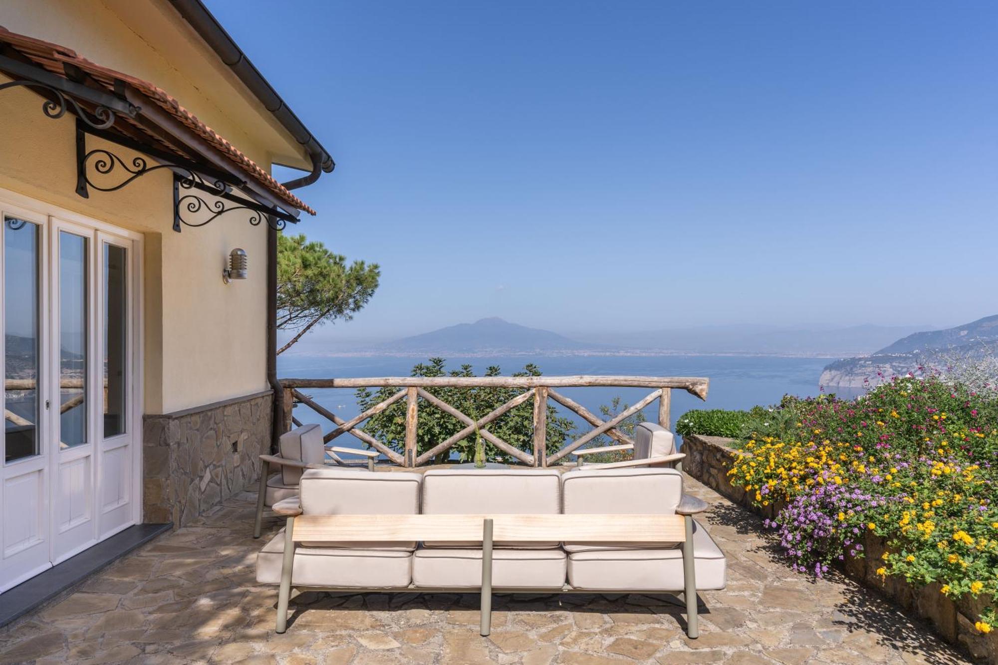 Giulia Boutique Views Pool And Guest Services