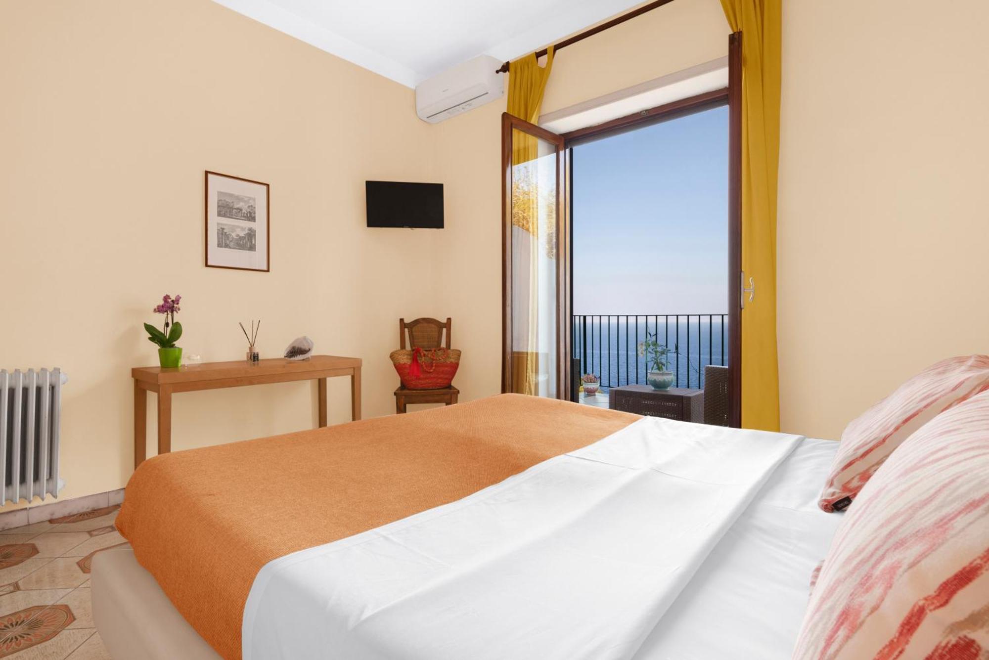 Desiree Hotel 2*