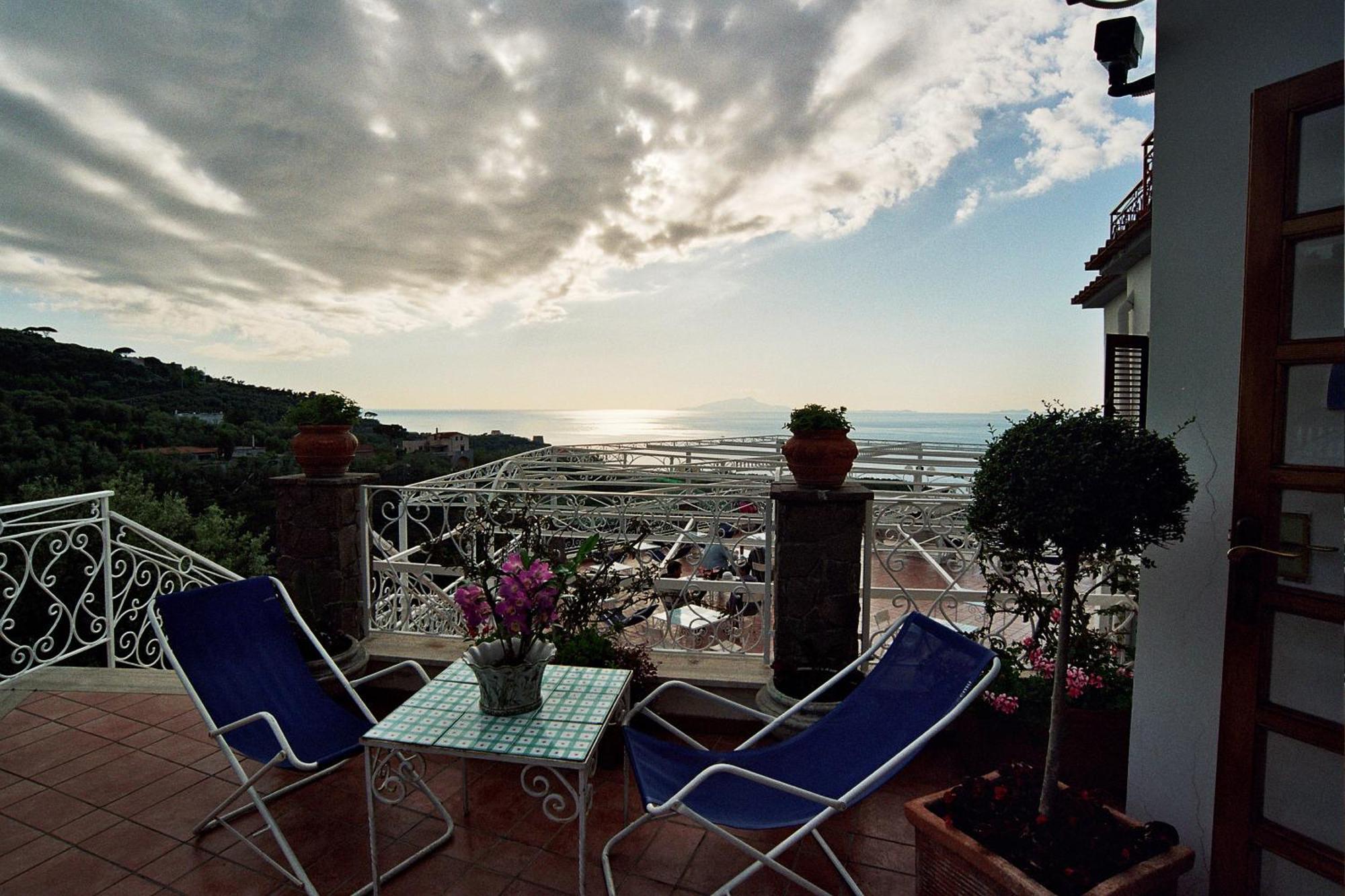 Dania Sorrento