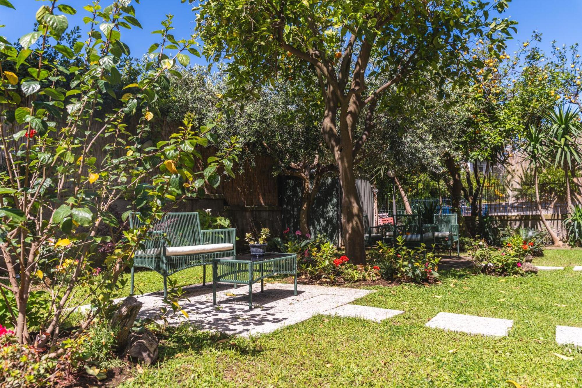 Bed & Breakfast Hidden Garden & *