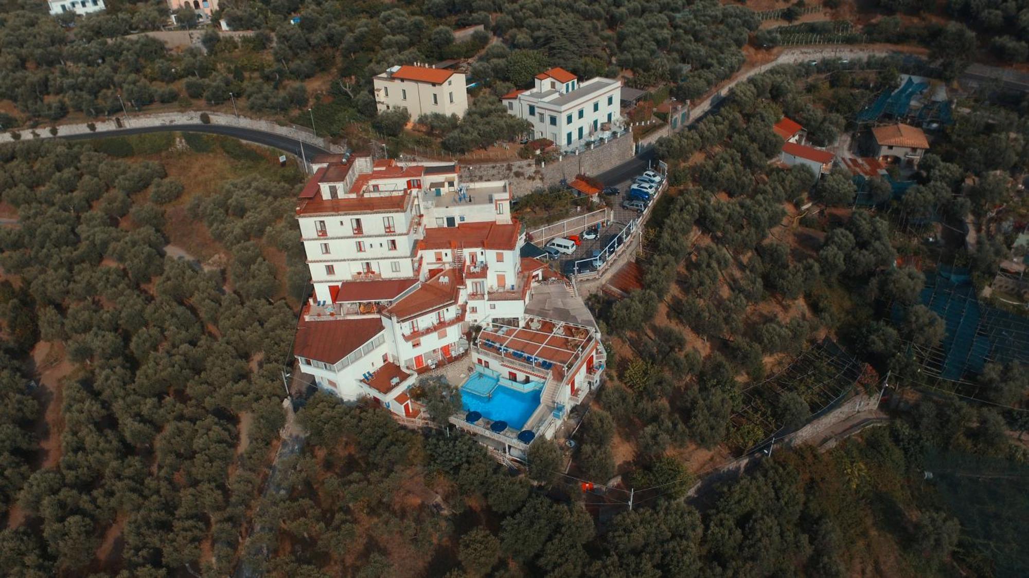Dania Hotel 3*