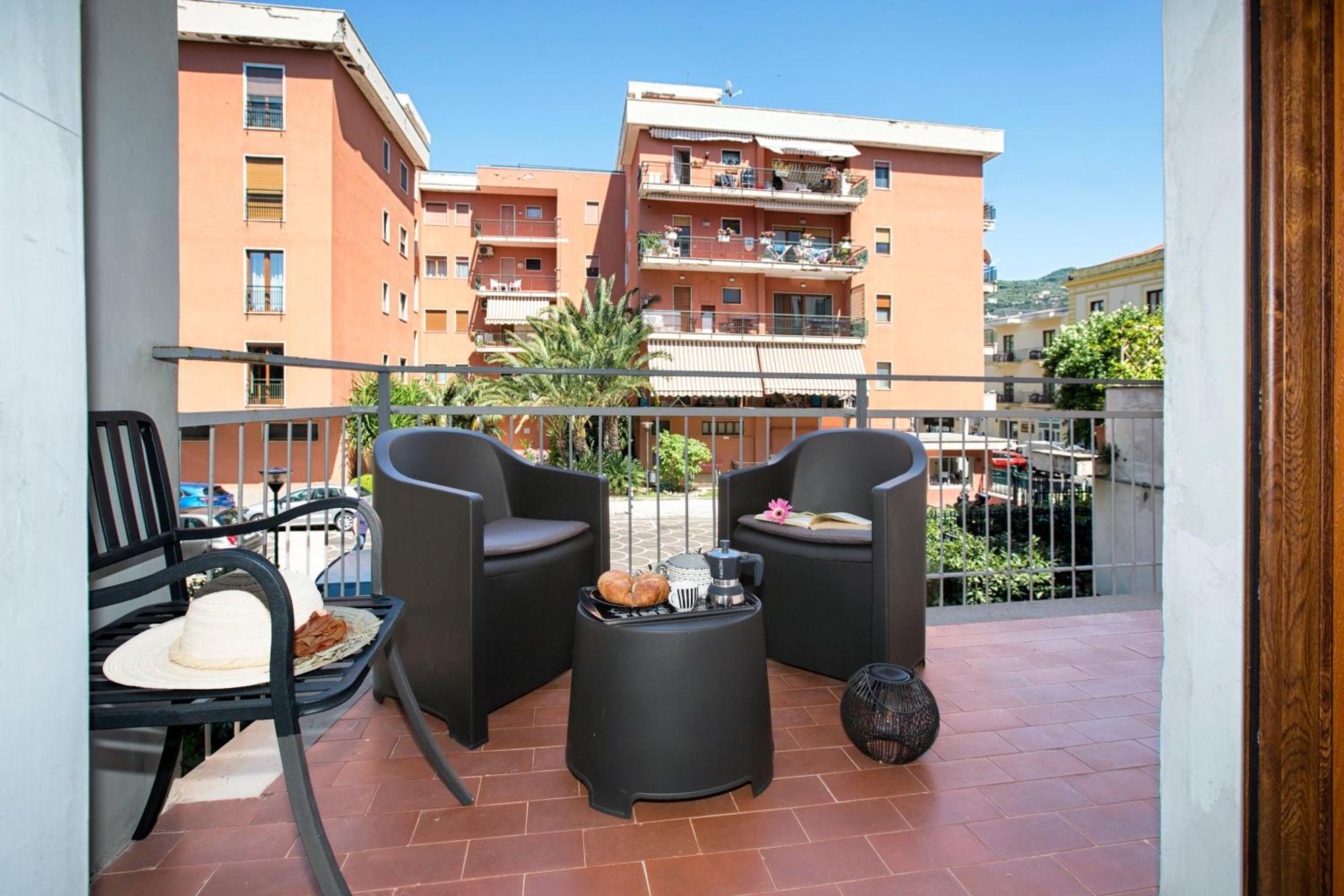 Apartment Amore - Live