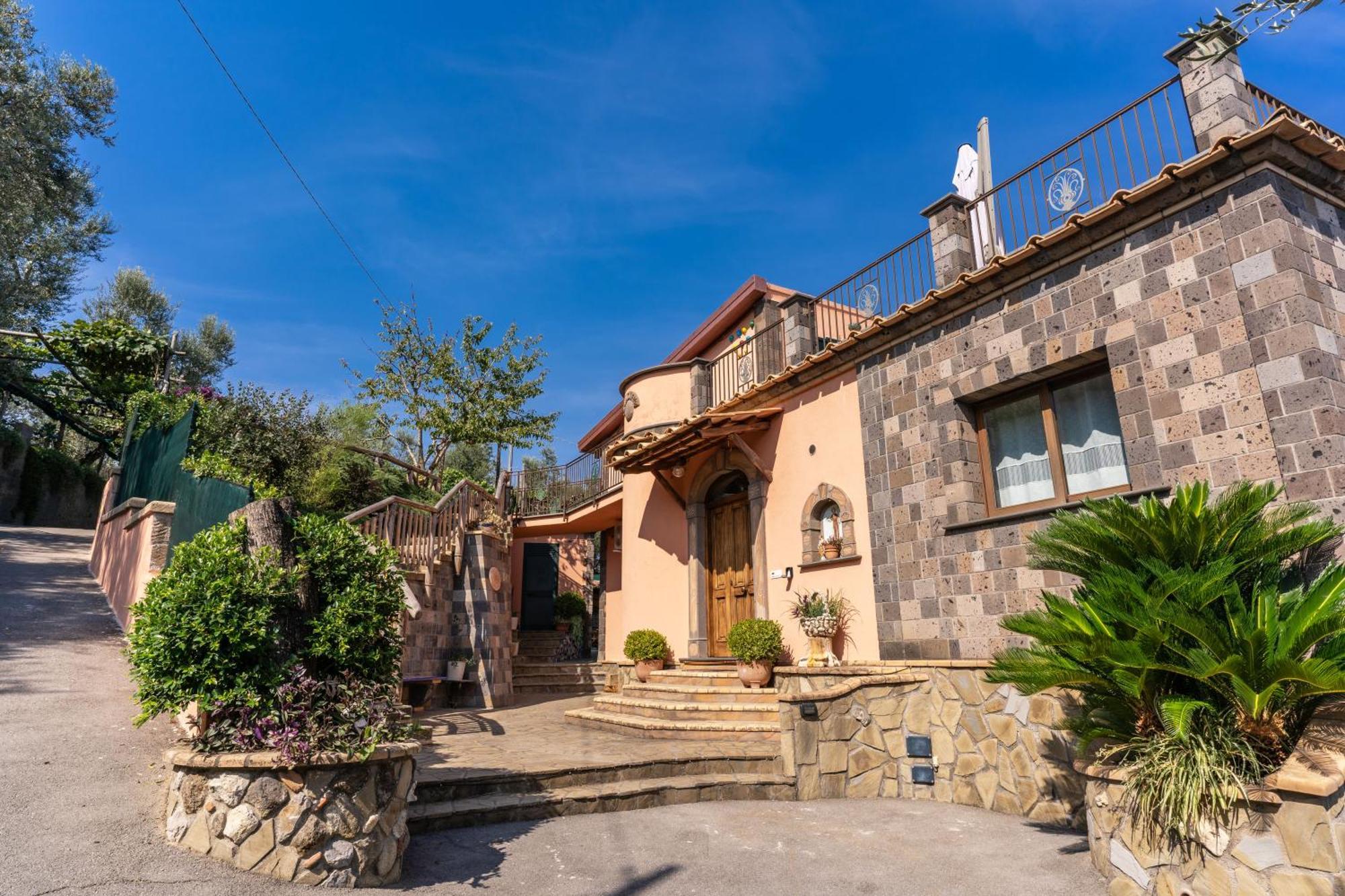 Caruso Private Heated Pool & Sea View