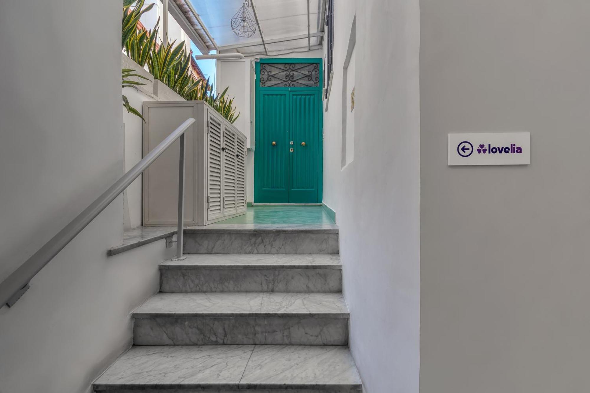 Bed & Breakfast Lovelia: Square Lovely *