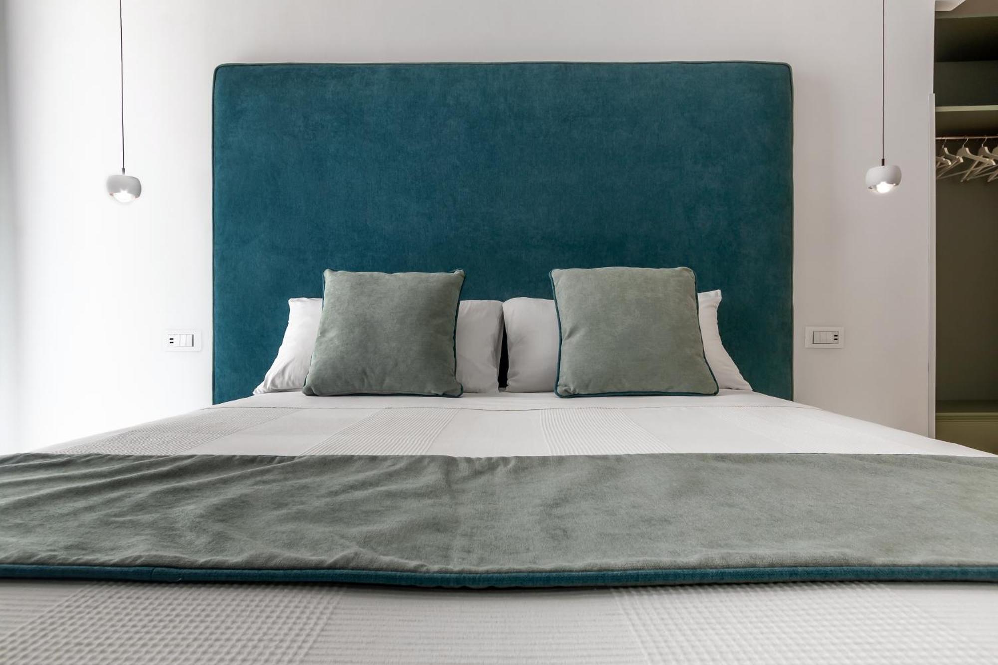 Lovelia: Square Lovely