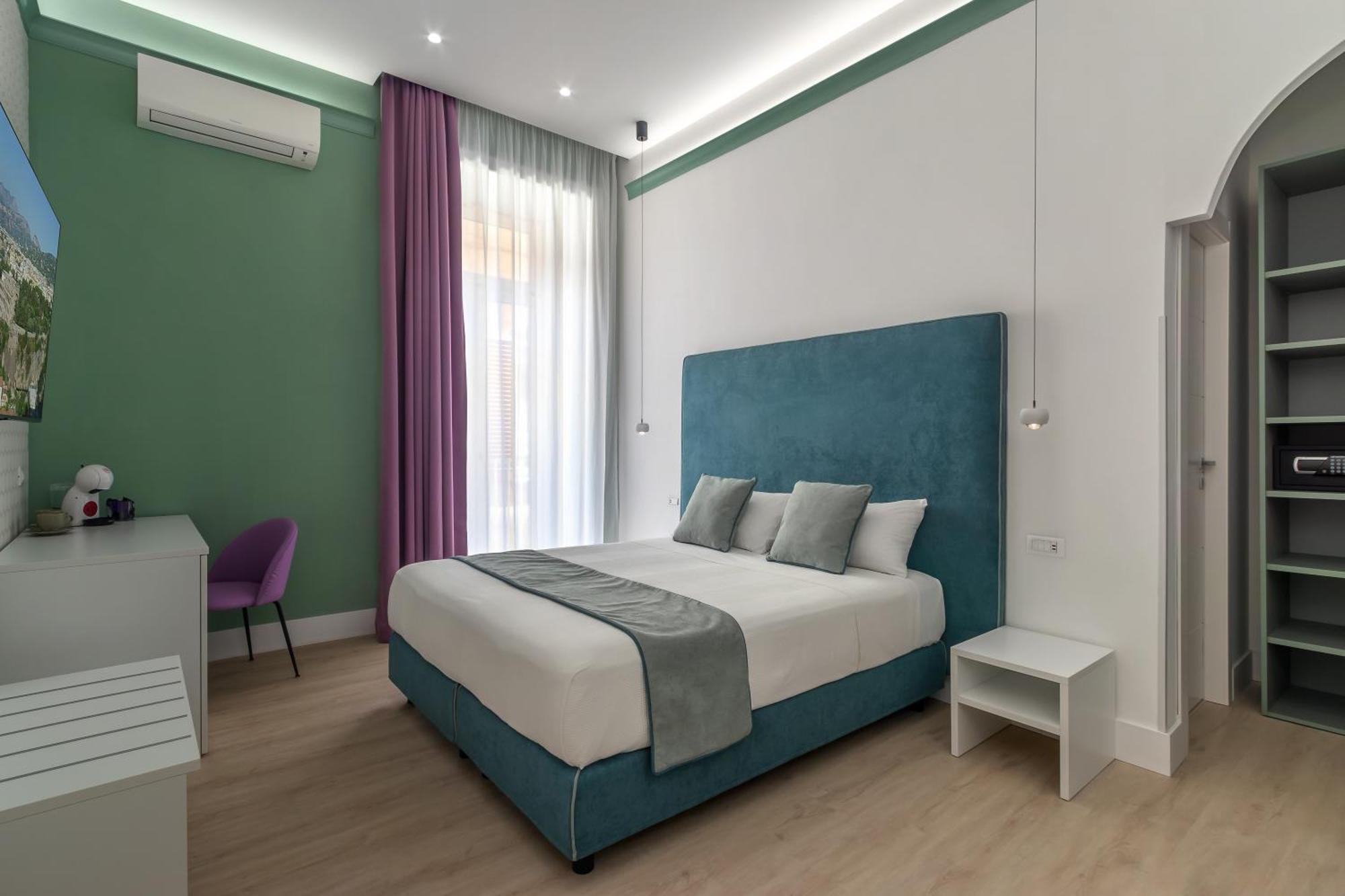 Bed & Breakfast Lovelia: Square Lovely