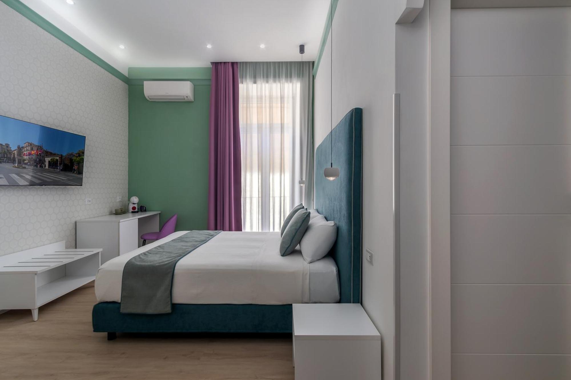 Bed & Breakfast Lovelia: Square Lovely *