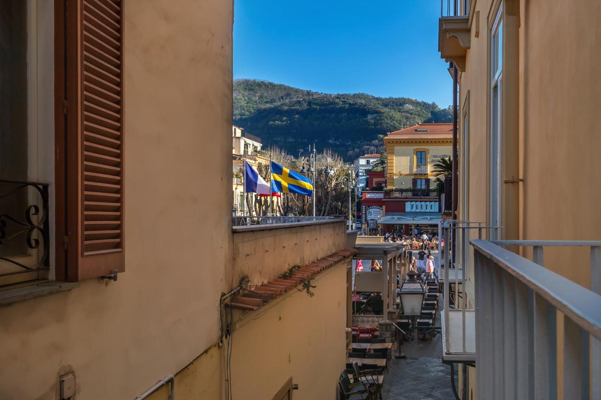 Lovelia: Square Lovely * Sorrento