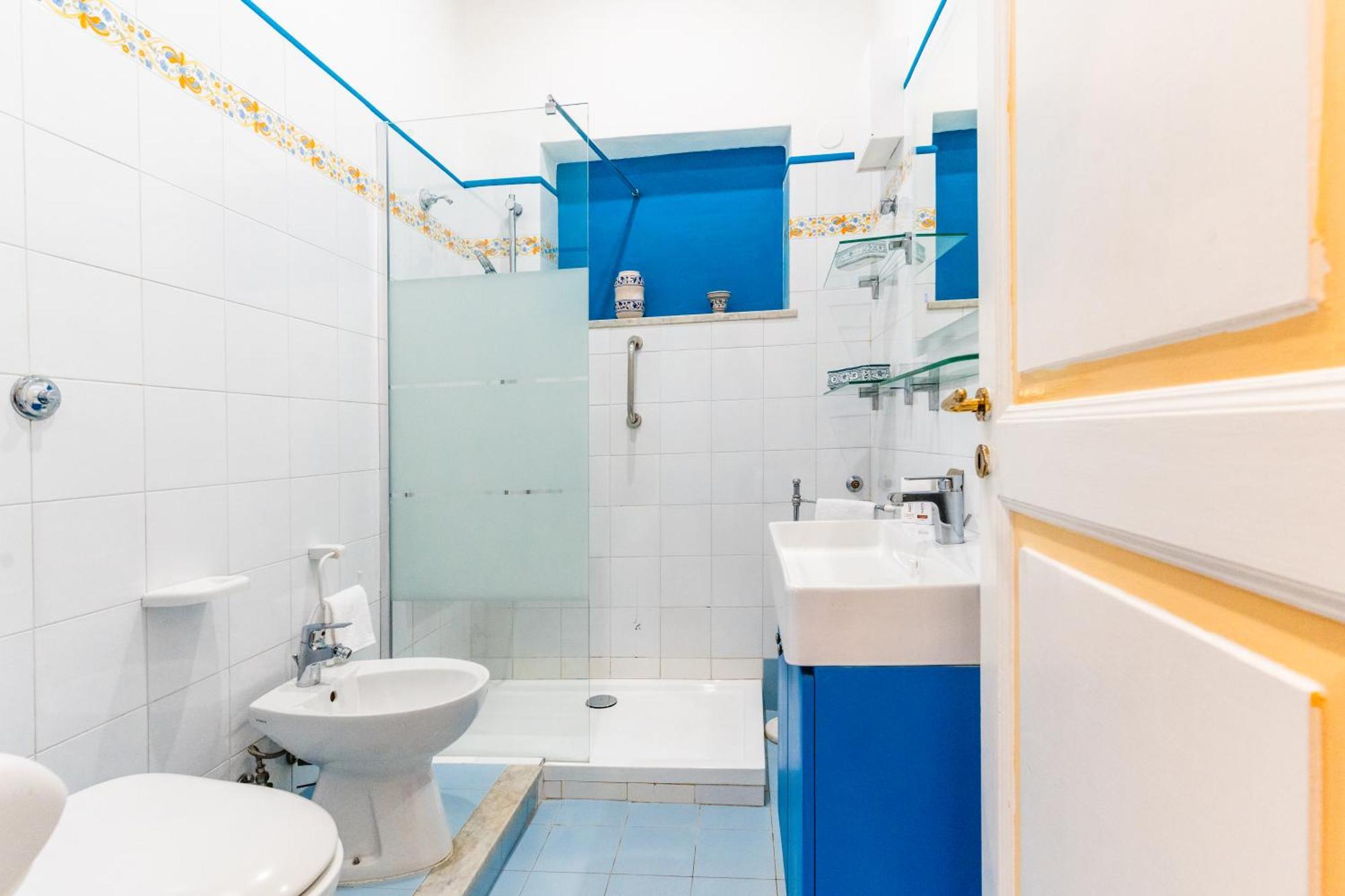 3 Bedroom 1 Bt Flat Balcony A/c Wi-fi *