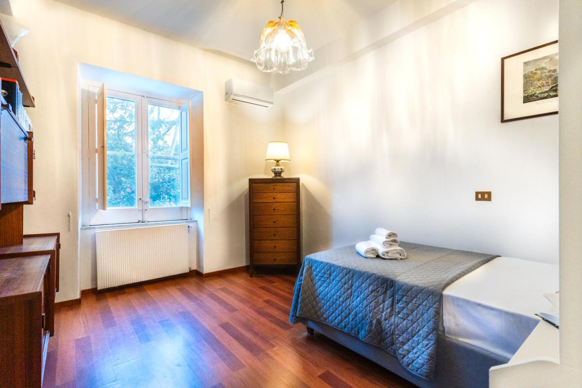 3 Bedroom 1 Bt Flat Balcony A/c Wi-fi