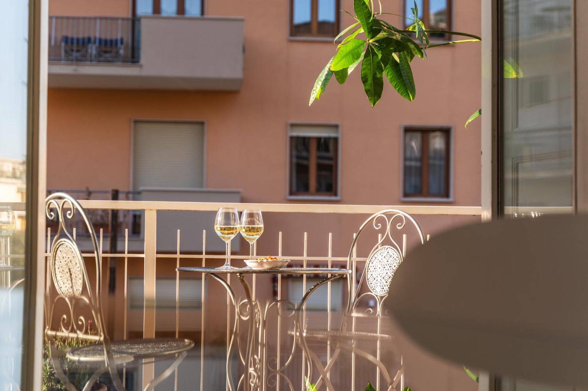 3 Bedroom 1 Bt Flat Balcony A/c Wi-fi Apartment *