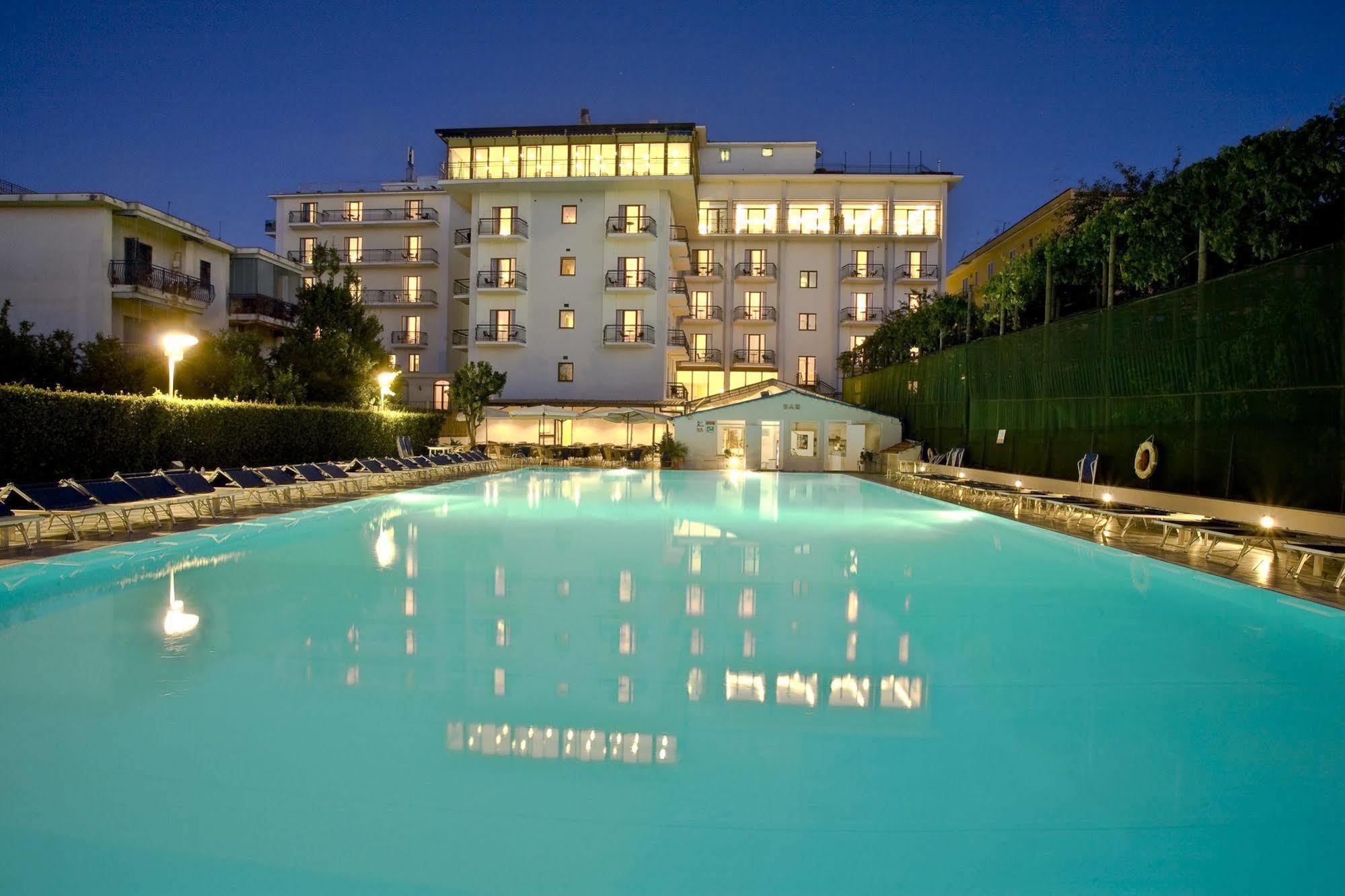 Hotel Grand Flora