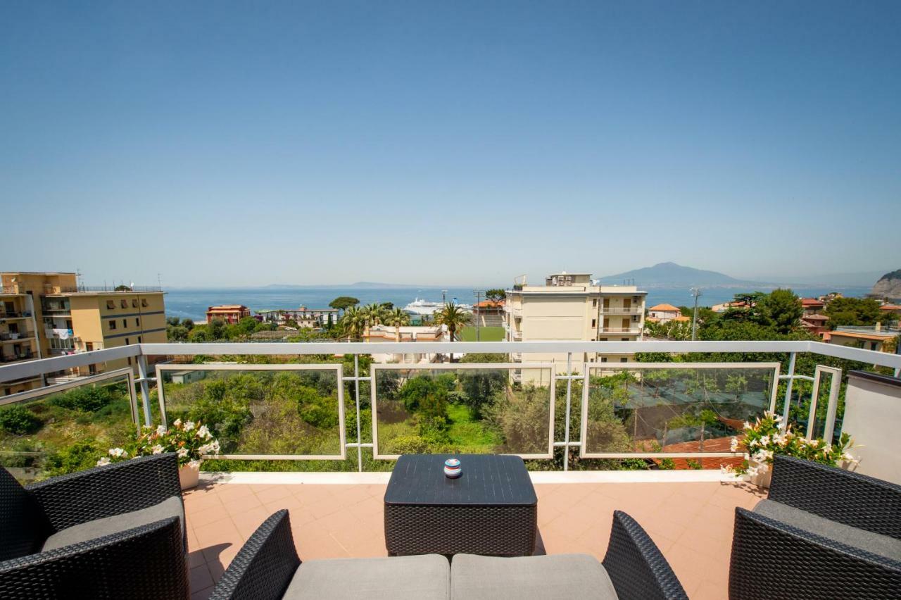3 View * Sorrento