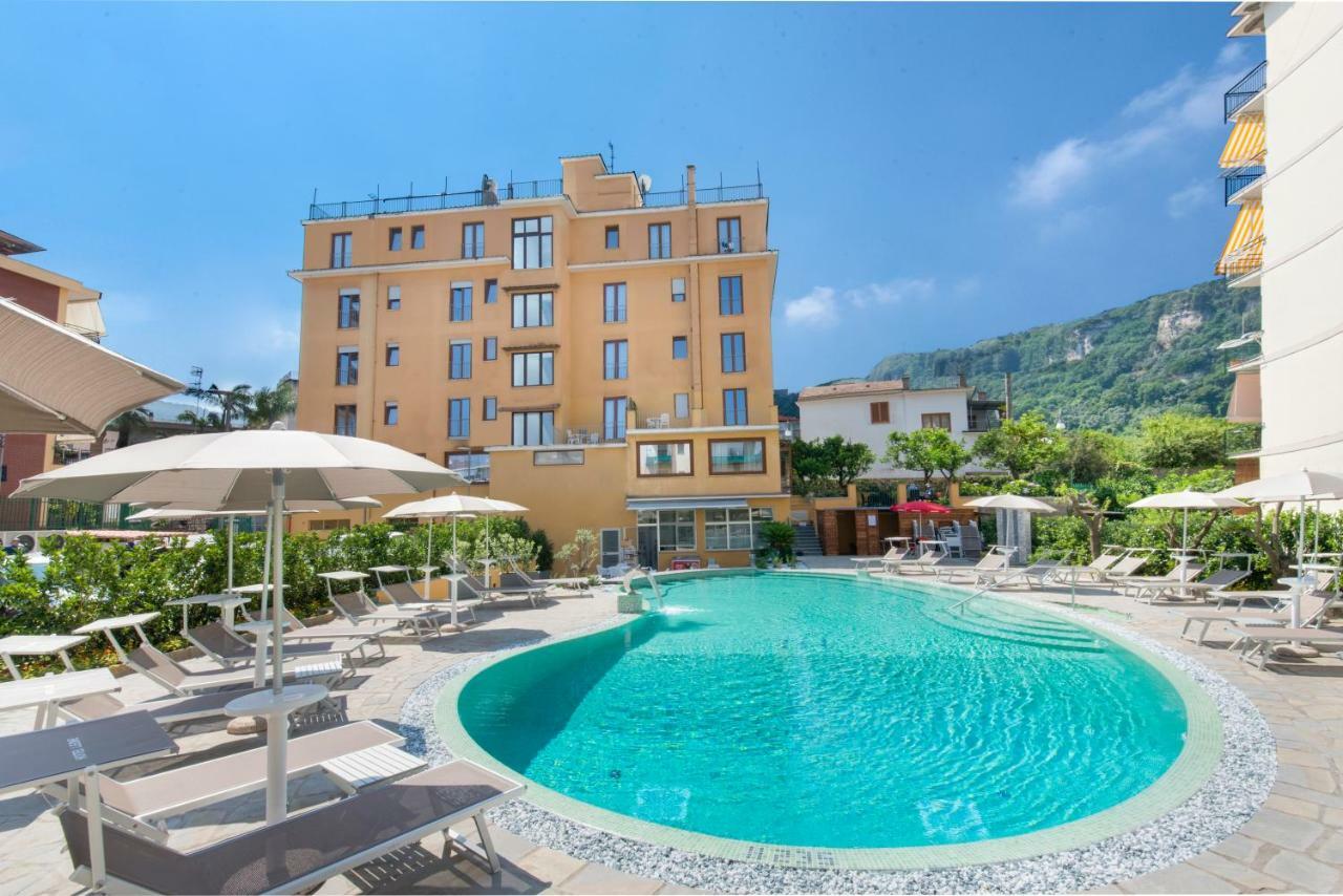 Leone Hotel 3*