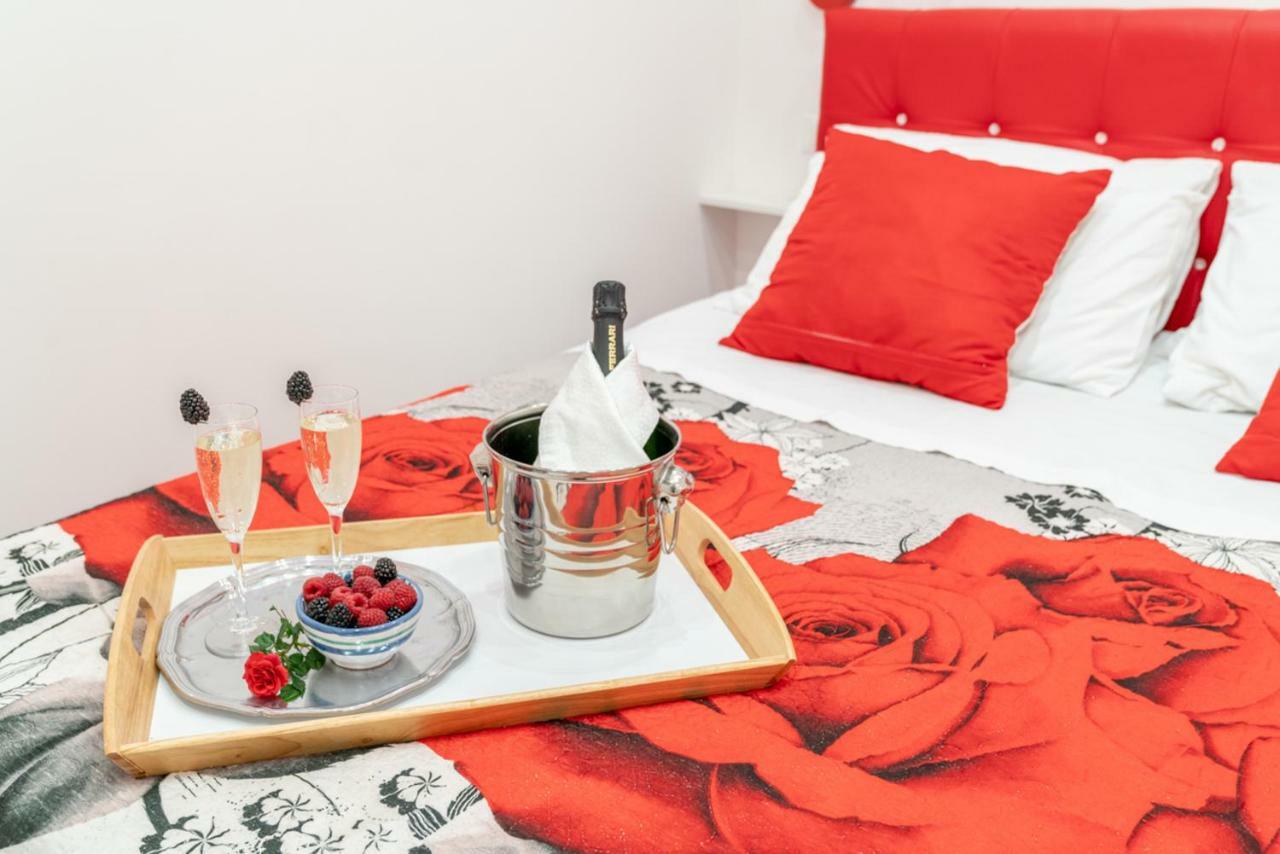 Casa Lolla, Red Rose In The Heart Of *