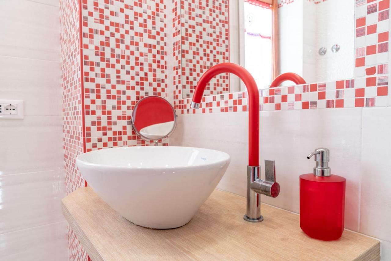 Casa Lolla, Red Rose In The Heart Of