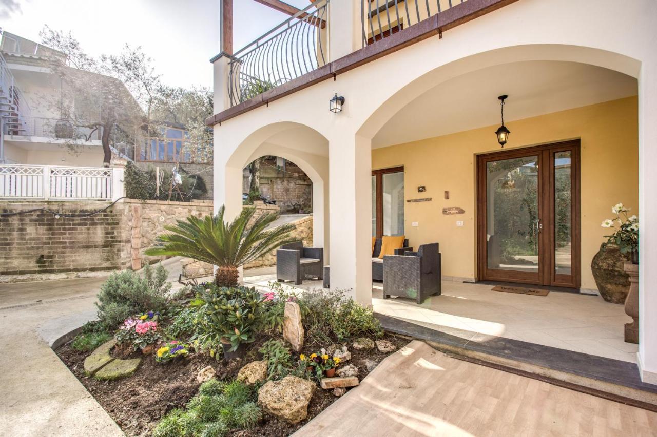 Golden Lemon - Modern House In Countryside
