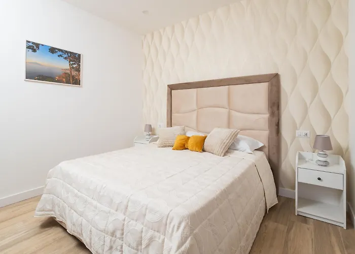 Nonno Angelo - 4 Bedrooms With Free Parking & Seaview Balcony