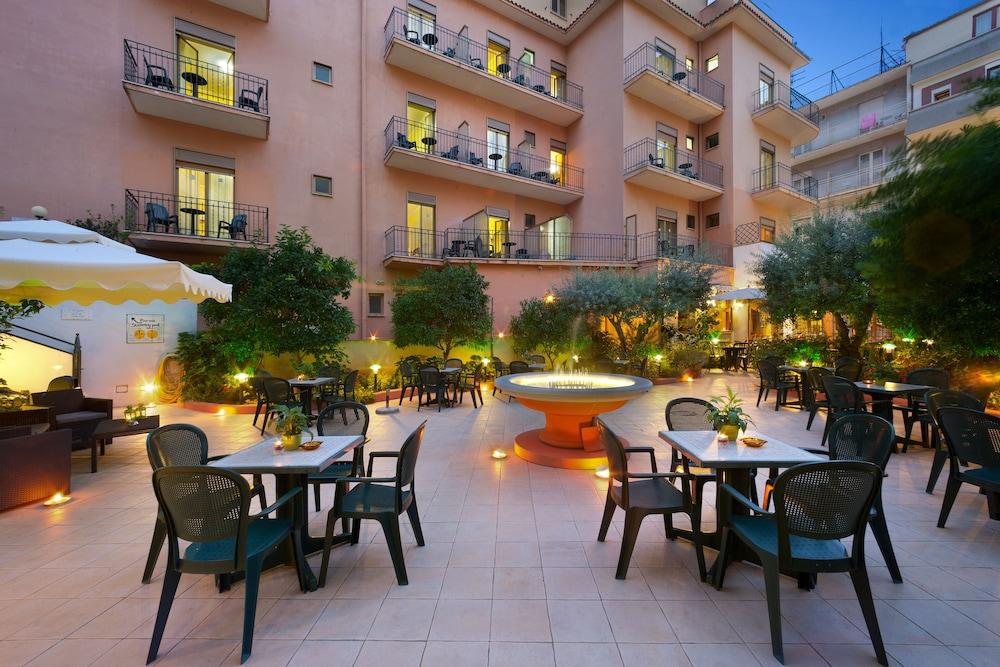Ascot Hotel