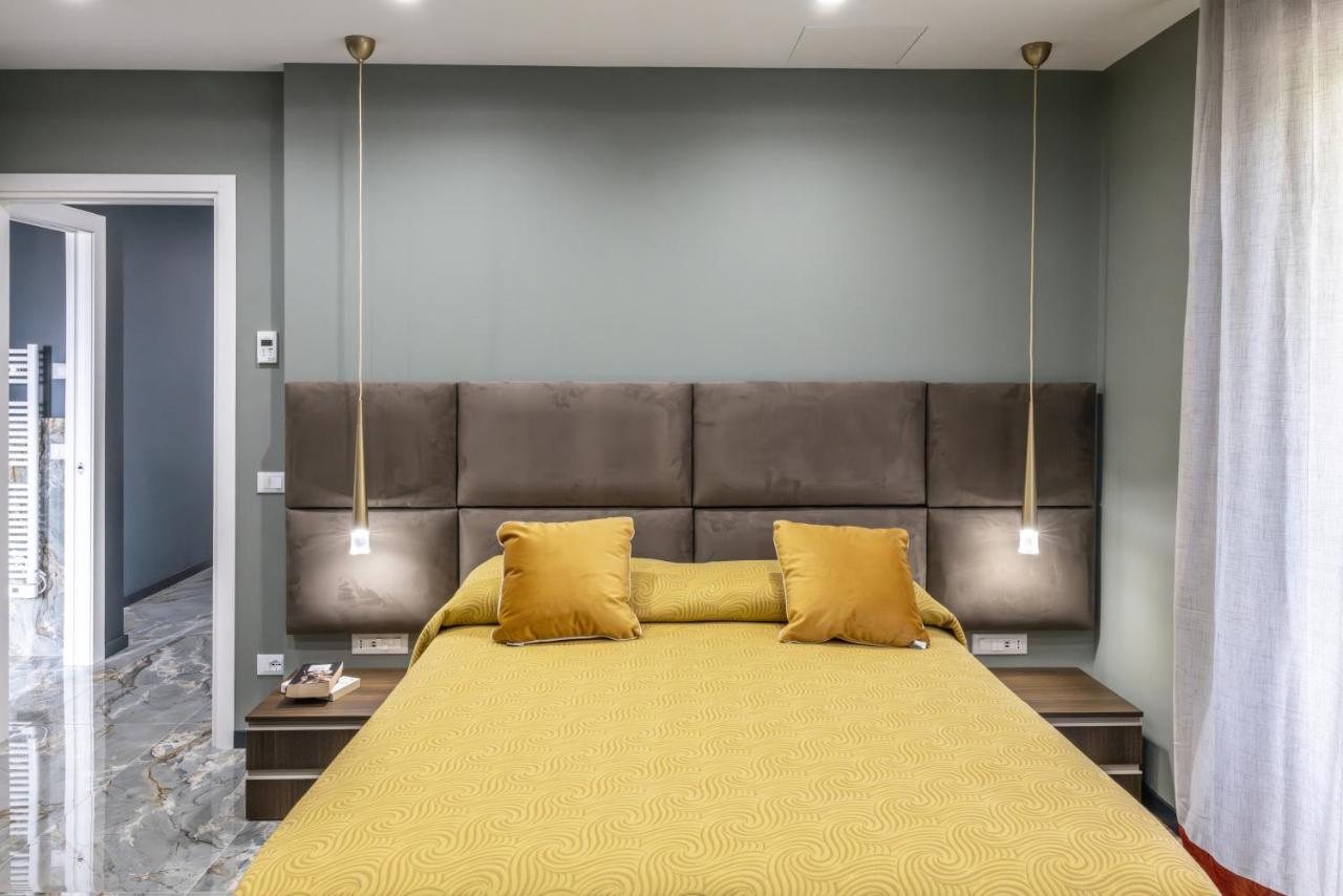 Gold Luxury Flat X4 * Sorrento