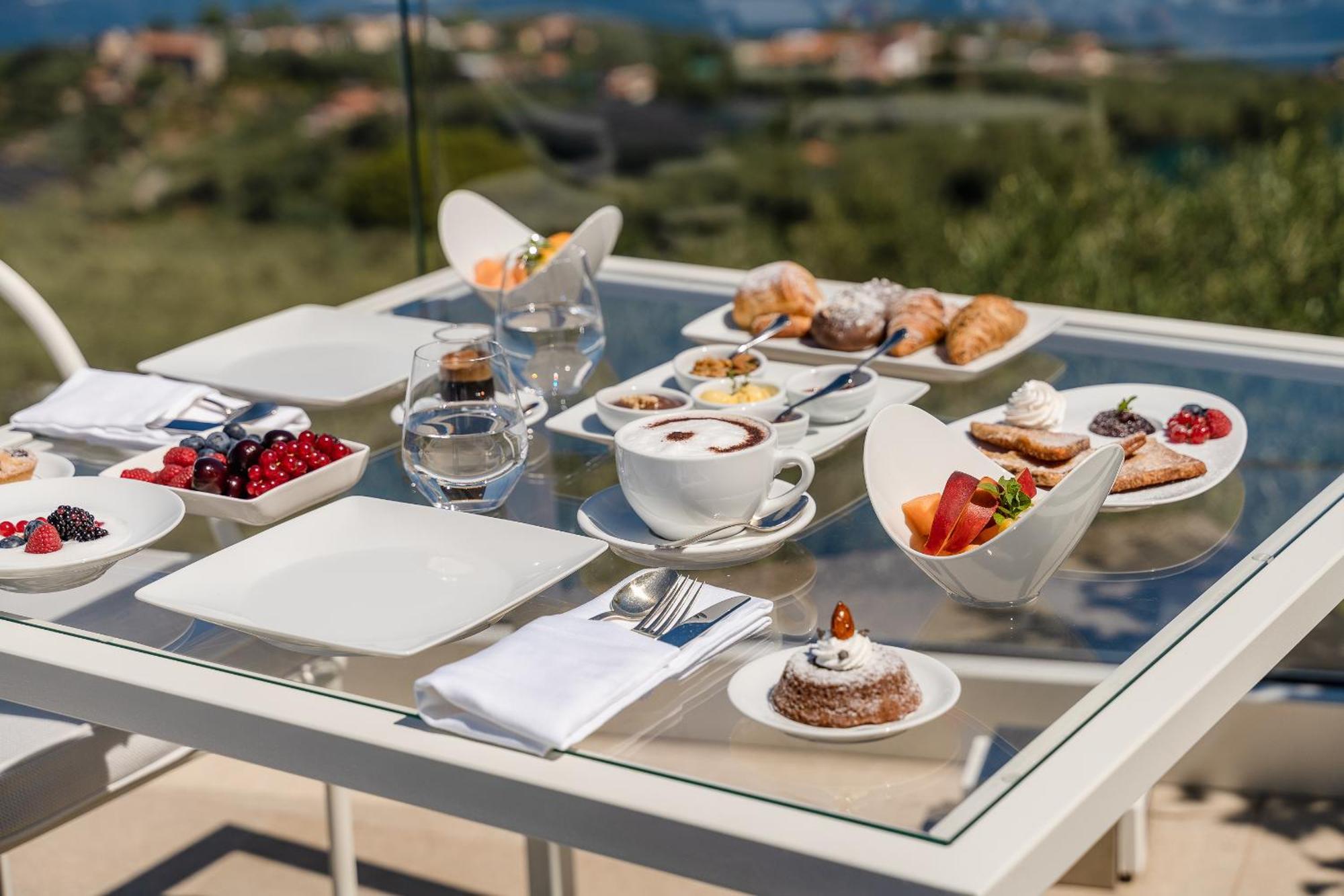 Eliana Hotel 3*