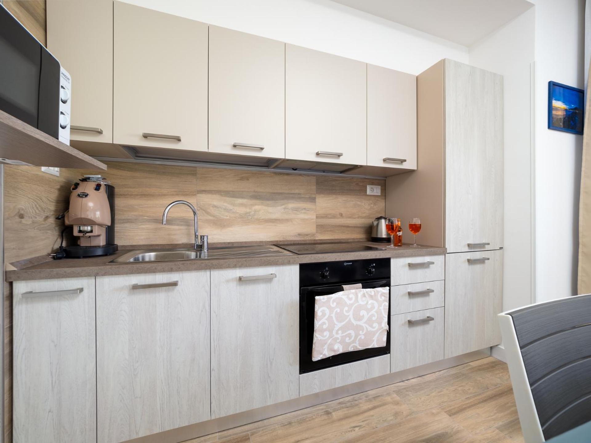 Nonno Angelo - 4 Bedrooms With Free Parking & Seaview Balcony *