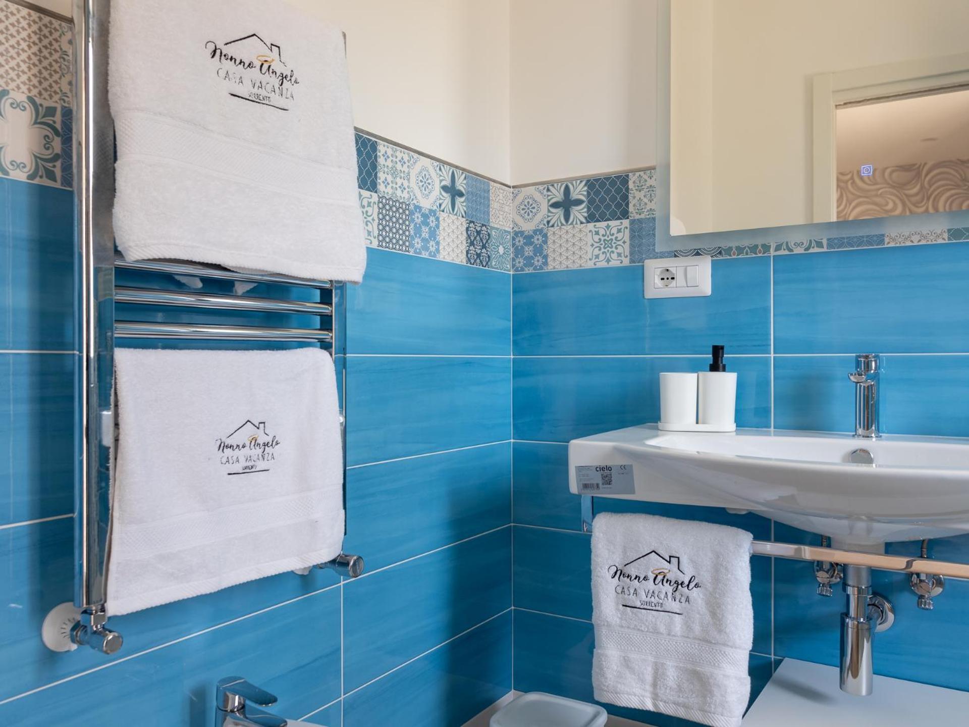 Apartamento Nonno Angelo - 4 Bedrooms With Free Parking & Seaview Balcony