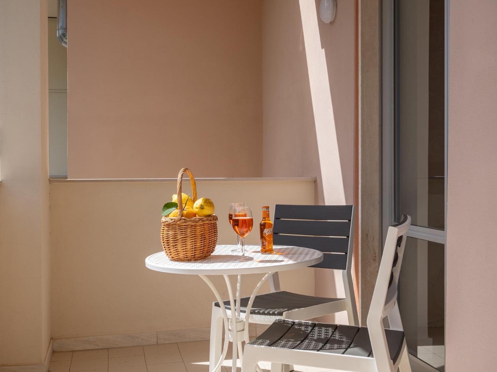 Apartamento Nonno Angelo - 4 Bedrooms With Free Parking & Seaview Balcony