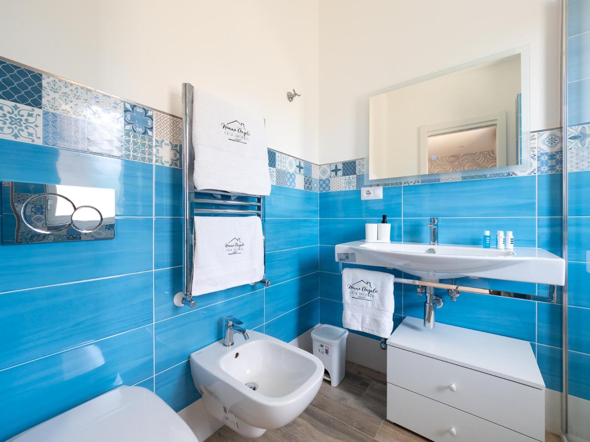 Apartamento Nonno Angelo - 4 Bedrooms With Free Parking & Seaview Balcony