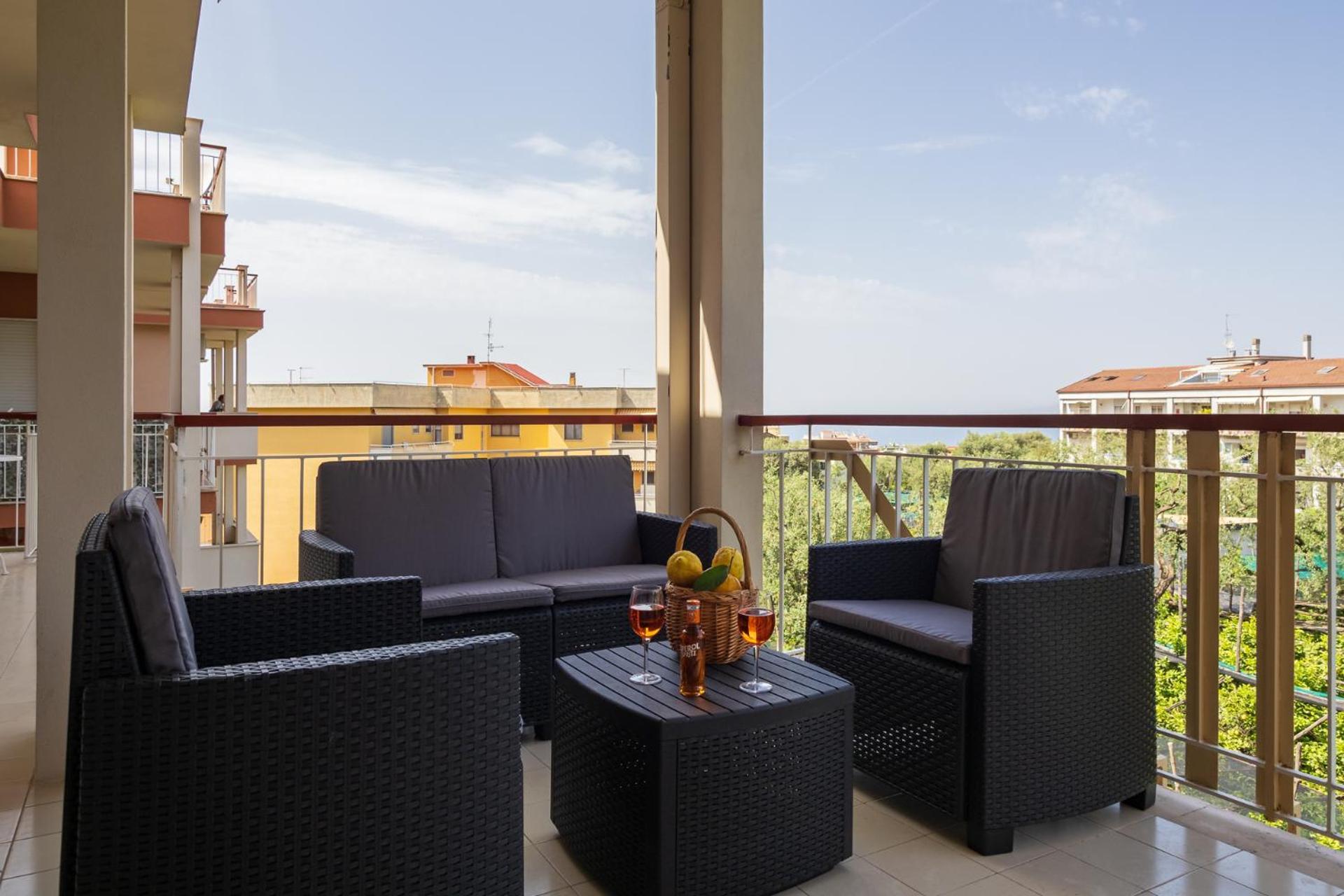 Nonno Angelo - 4 Bedrooms With Free Parking & Seaview Balcony *