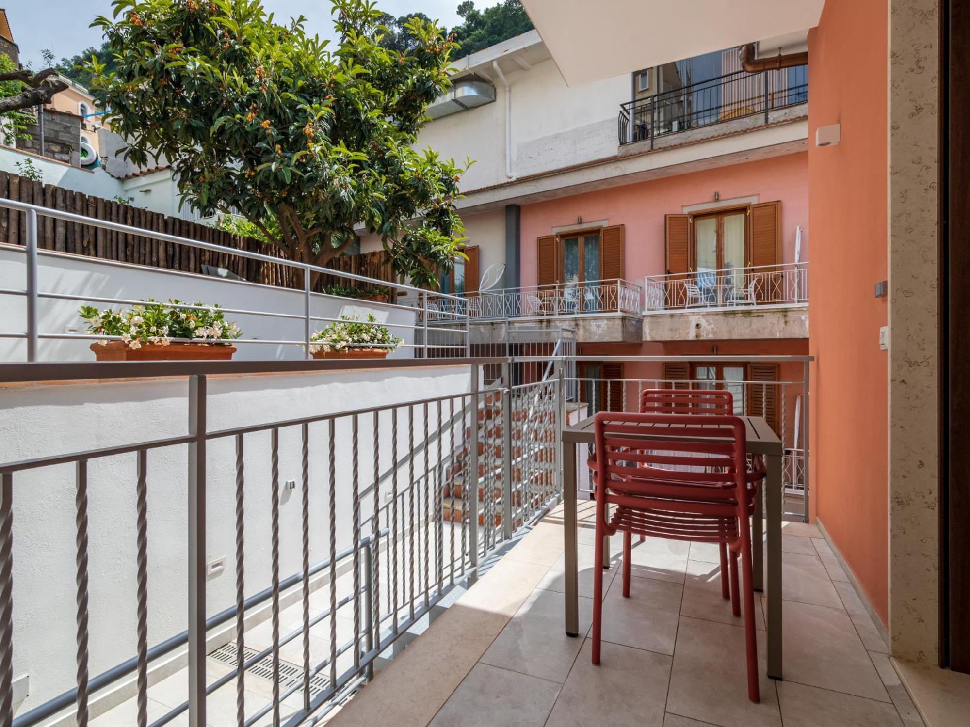 Futura Funky House - De Vivo Realty