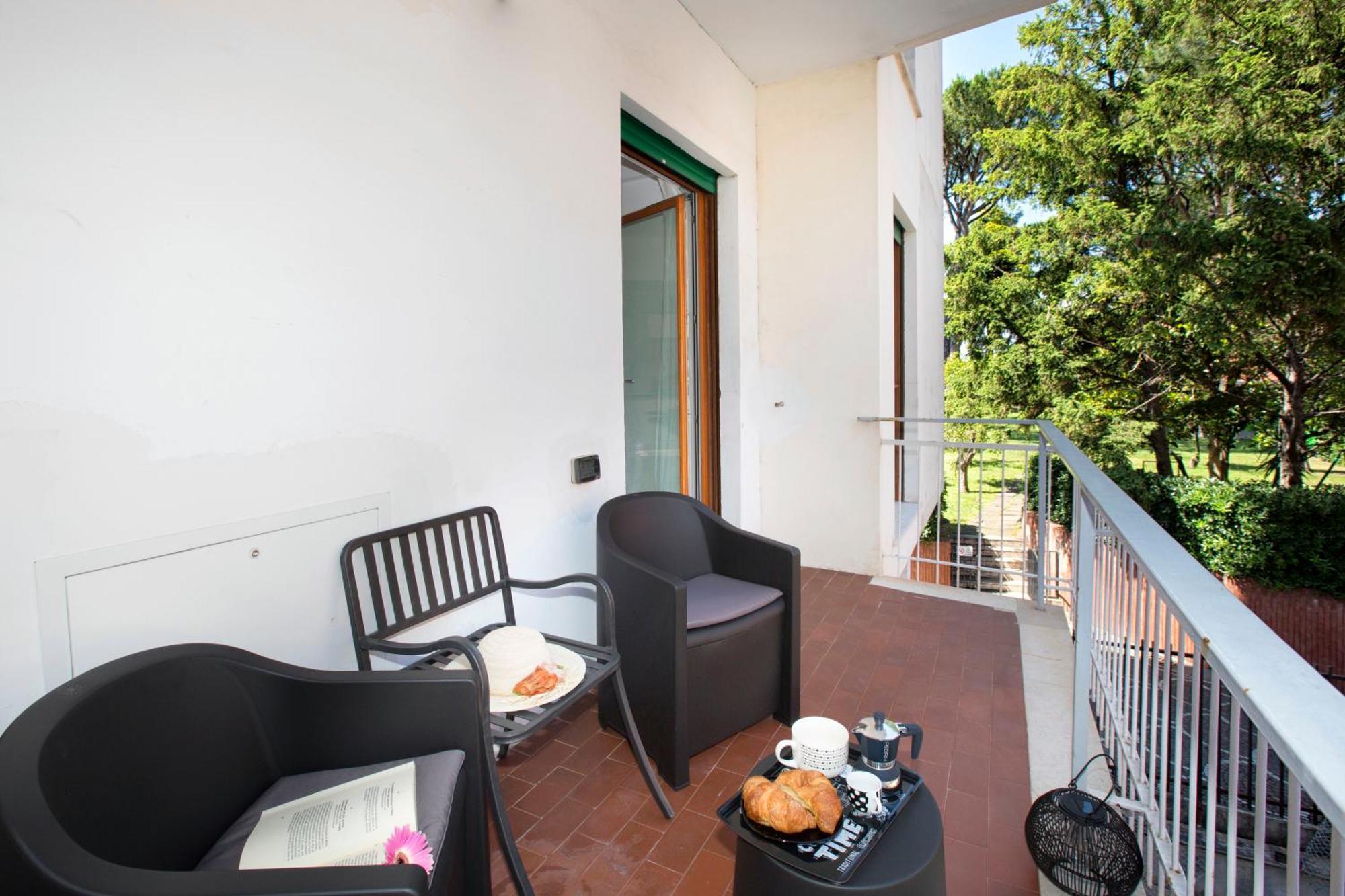 Apartment Amore - Live